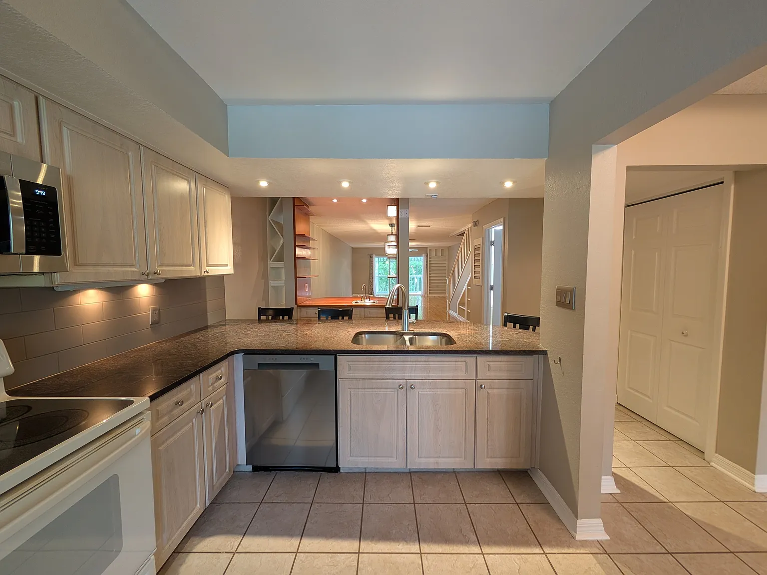 2 bed 2.5 bath condo — Photo 3