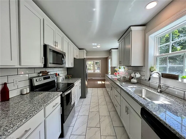 1919 Maryland Ave — Photo 17