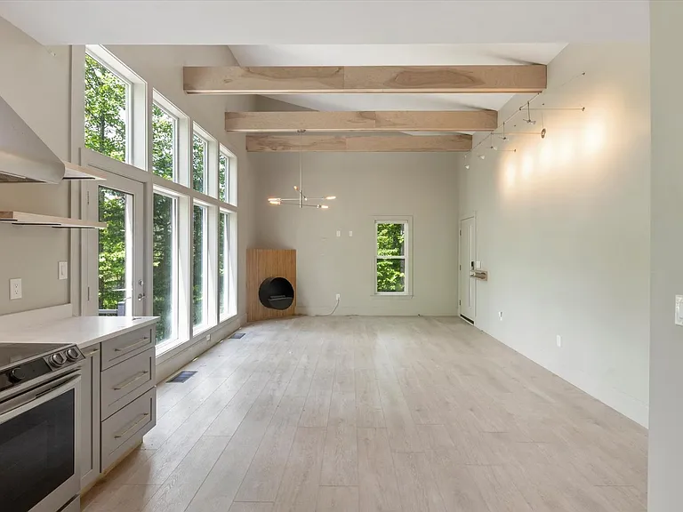 136 Blythe Rd — Photo 4