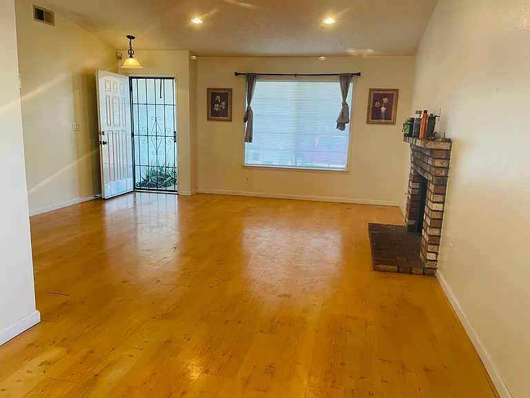 341 Lorenz Dr — Photo 3