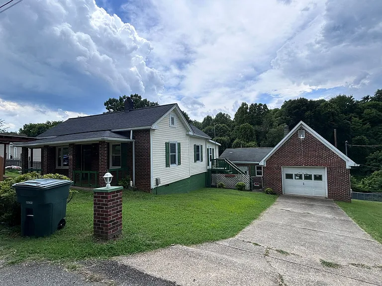 435 Lawrence St — Photo 16