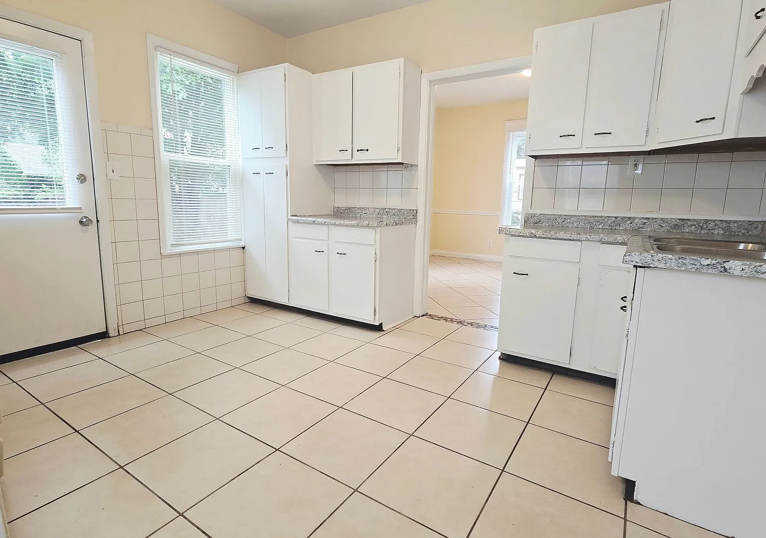 3 Bedroom House with Laundry Hookups — Photo 2