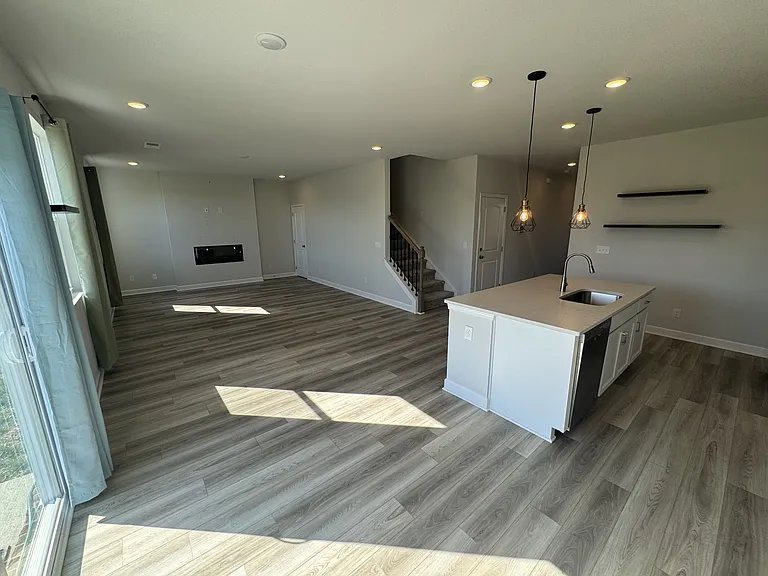 511 Forsberg Ct — Photo 6