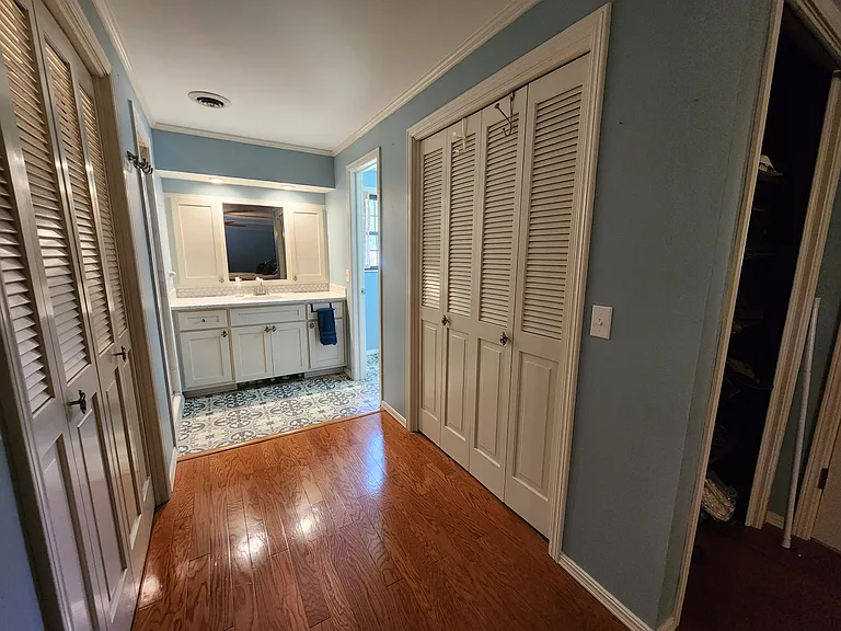 425 E Seneca St — Photo 64