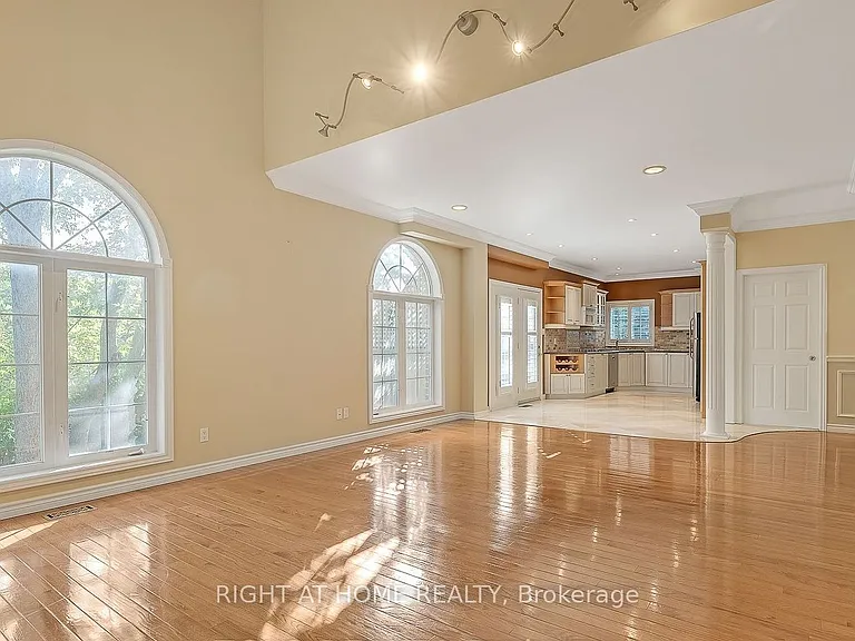 307 Sheridan Ct — Photo 4