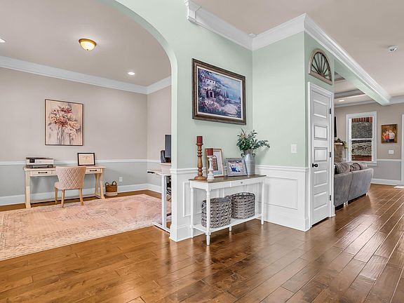 4th image of 209 Tuscany Falls Dr