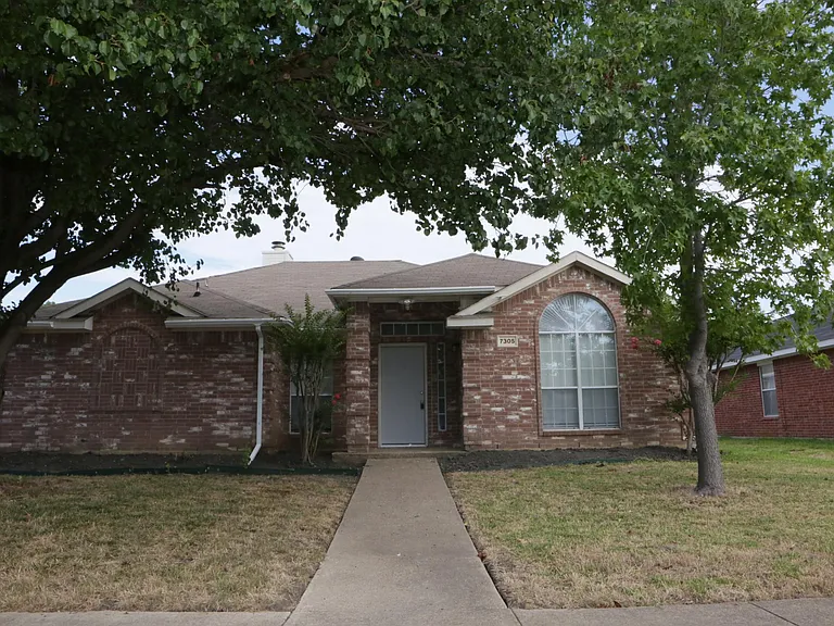 7305 Maplewood Dr — Photo 2