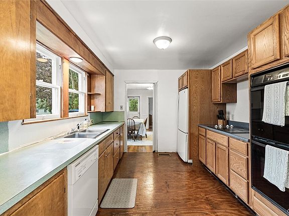 4th image of 20 E Maple Ave