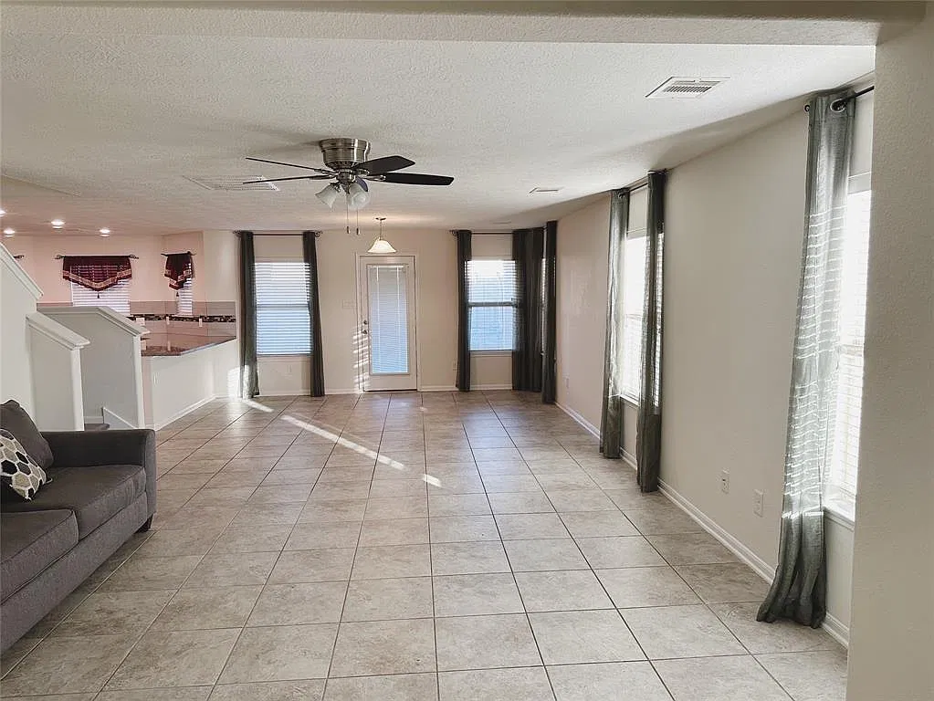 3 bed, 2.5 bath, 2220 sqft, $2,300 — Photo 2