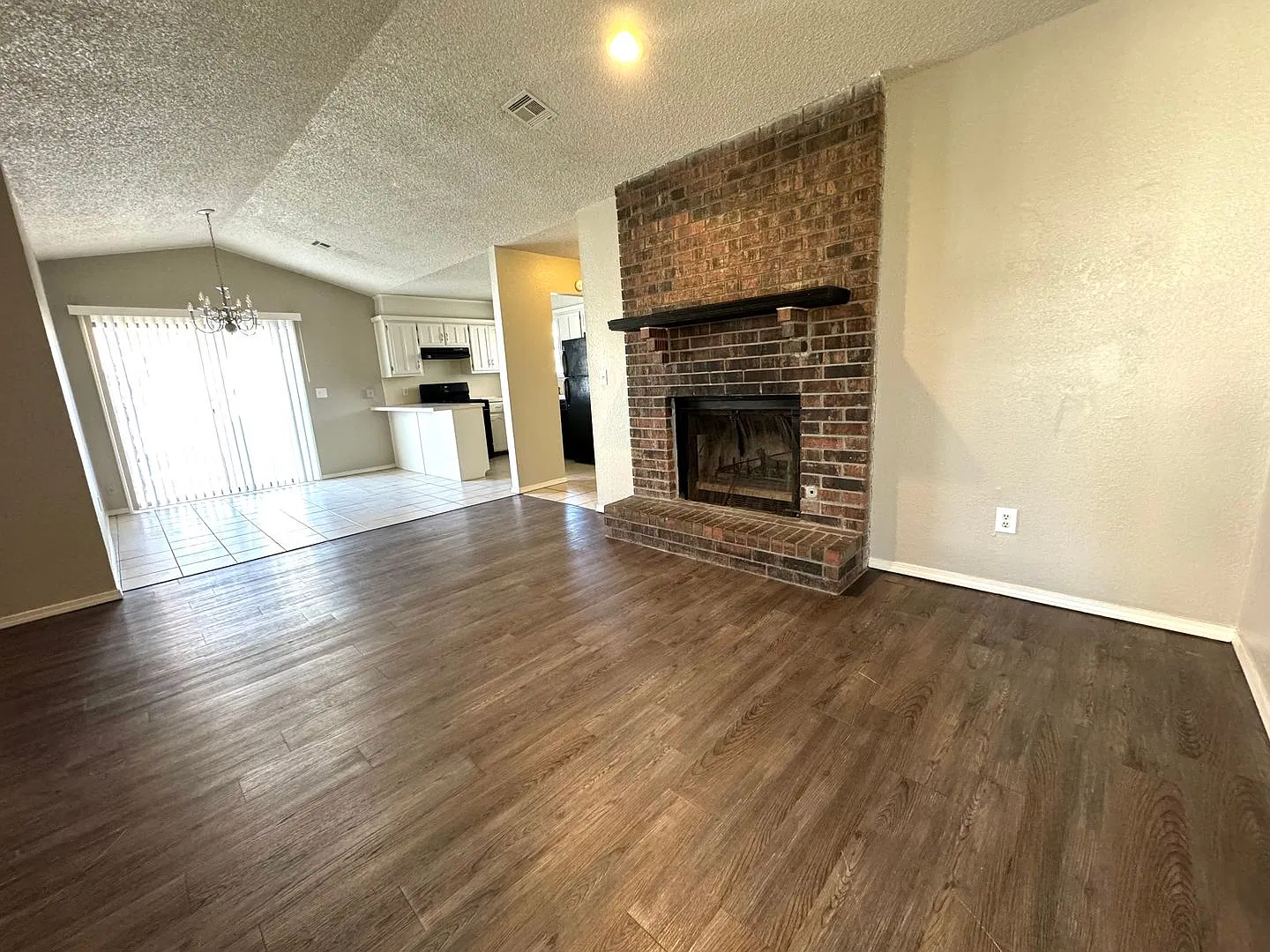 Cozy Adorable 3 bedroom 2 bathroom Duplex! — Photo 3