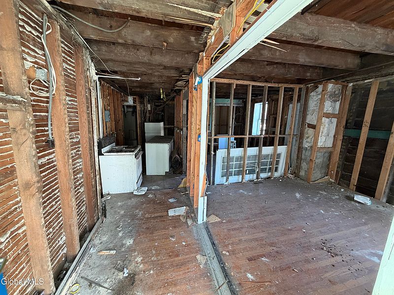 3rd image of 372 Madison Avenue