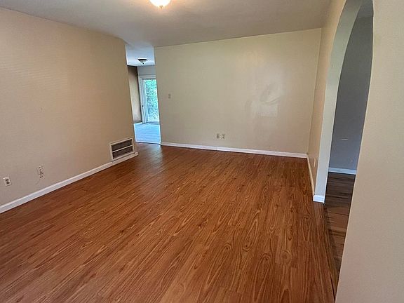 4th image of 811 Bahama Dr