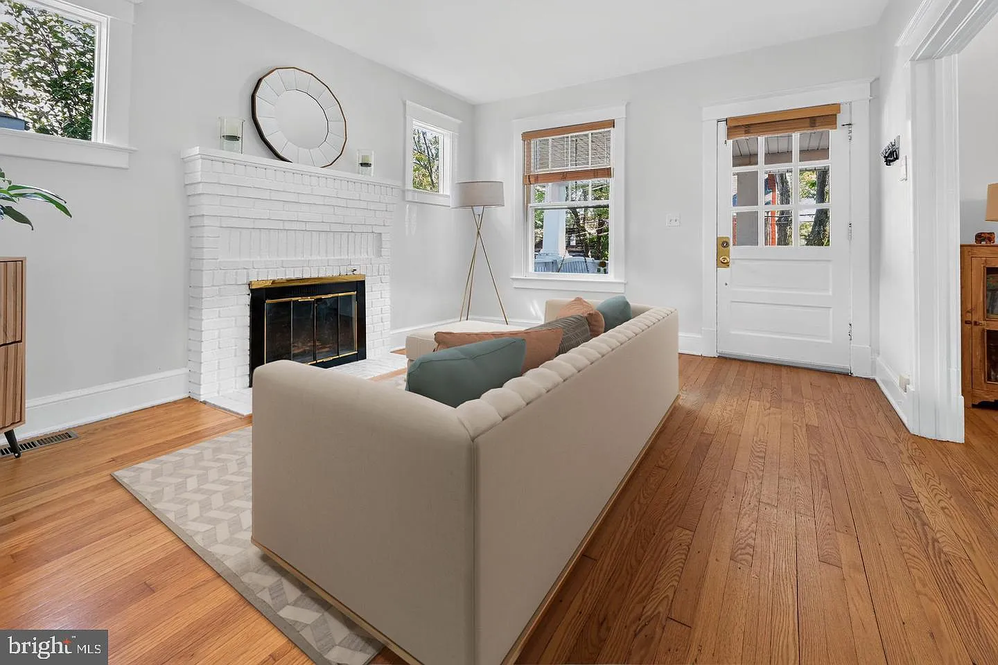 5 bed, 2.0 bath, 1545 sqft, $5,490 — Photo 2