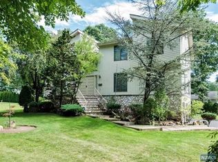 5 Lynn Dr, Englewood Cliffs, NJ 07632