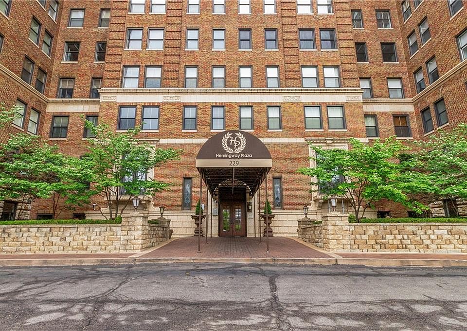1st image of 229 Ward Pkwy APT 103B