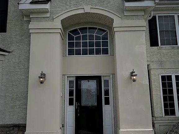 4th image of 35 Oxford Cir