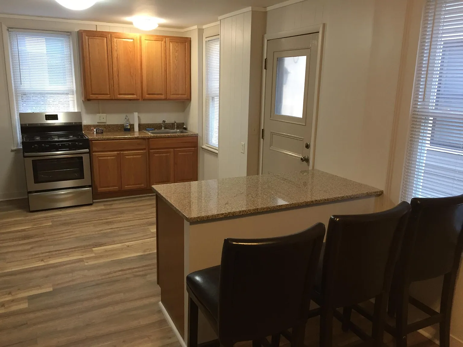 6 bed, 1.5 bath, 1501 sqft, $533 — Photo 2
