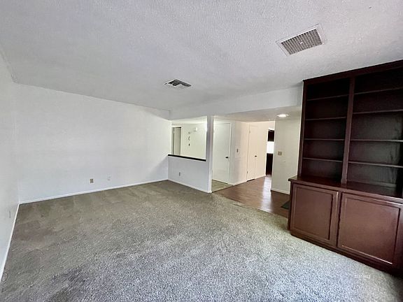 3rd image of 605 S Silver Ridge St