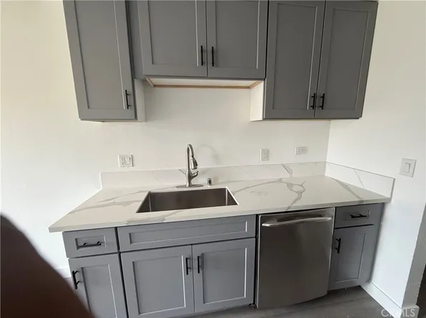 700 W La Veta Ave Unit E4, Orange, CA 92868