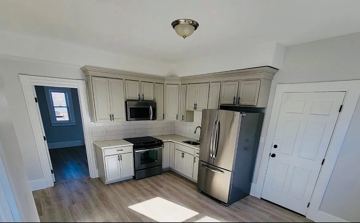 3 bed, 1150 sqft, $3,200 — Photo 2