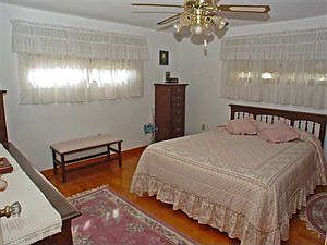 5th image of 157 Schwartz St