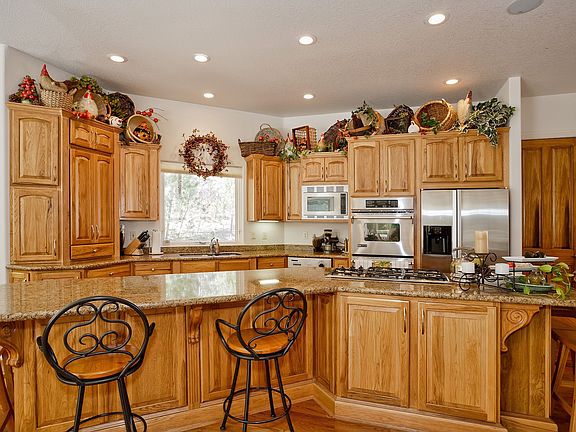 Gourmet Kitchen, Island Seats 6