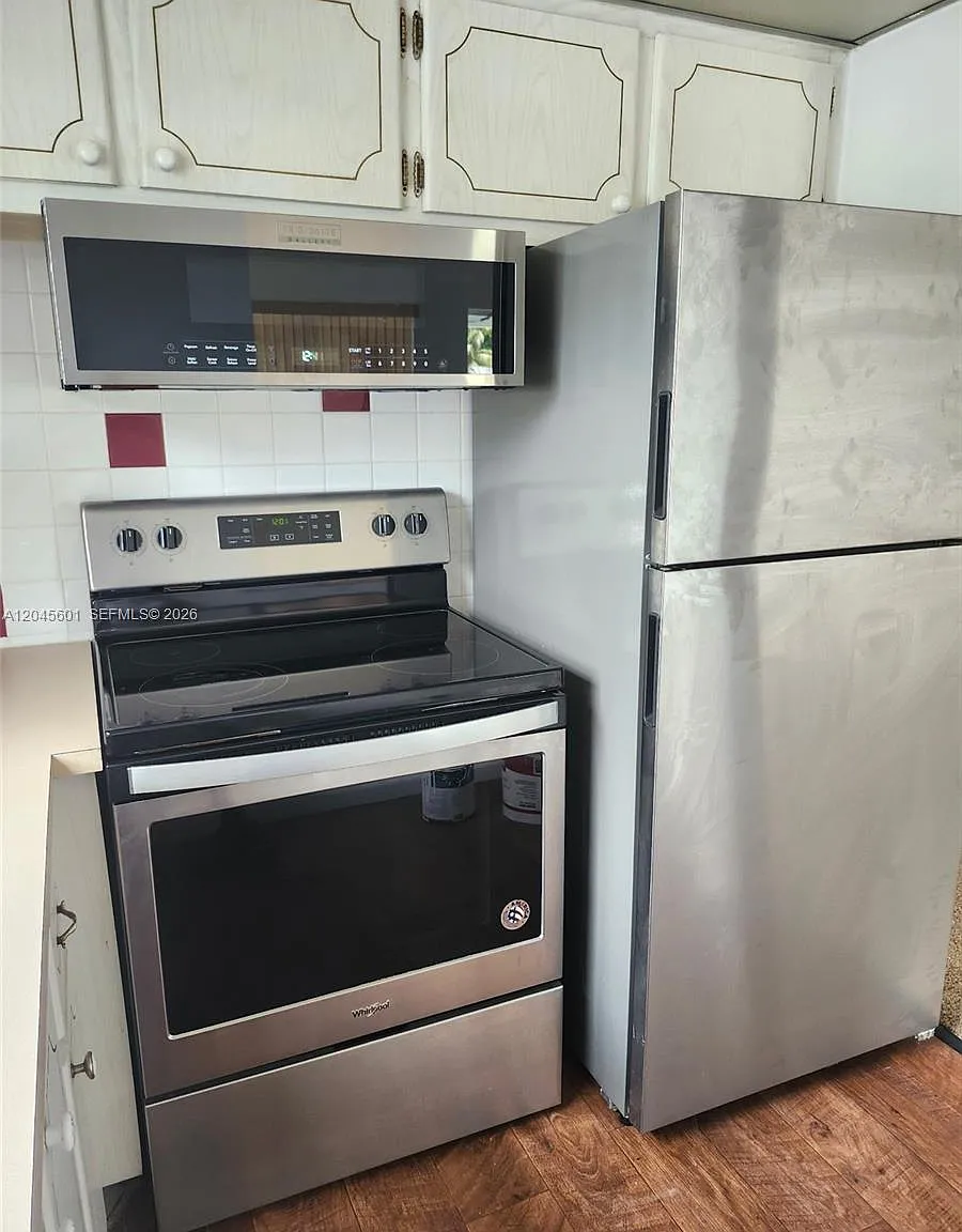 1 bed, 1.5 bath, 738 sqft, $1,200 — Photo 2