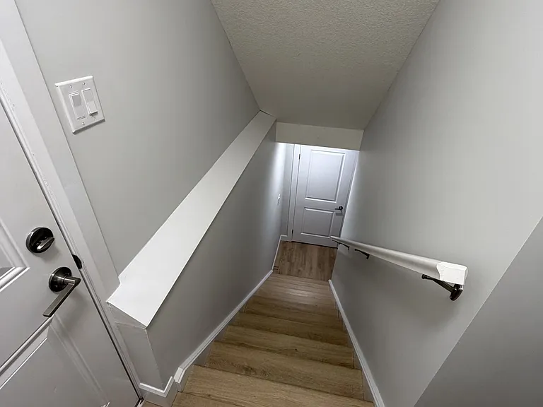 2281 Southport Cres #LOWER — Photo 2