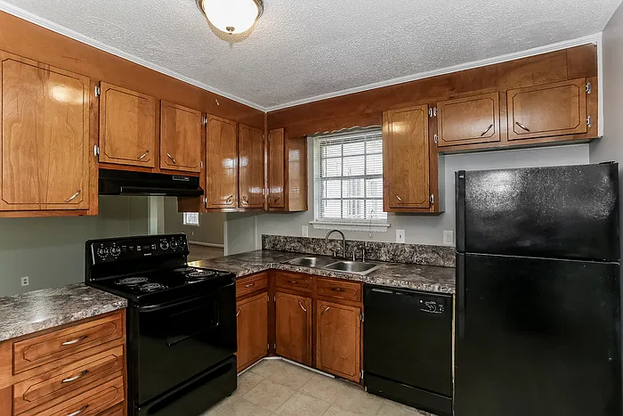 3 bed, 1.0 bath, 1500 sqft, $1,945 — Photo 2