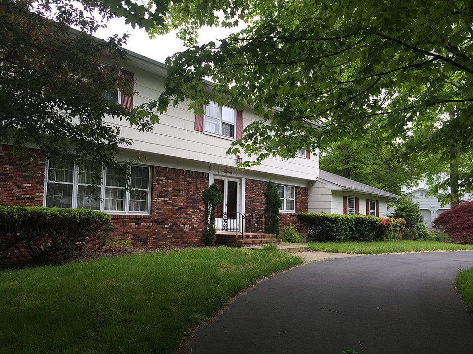 Circular driveway to front