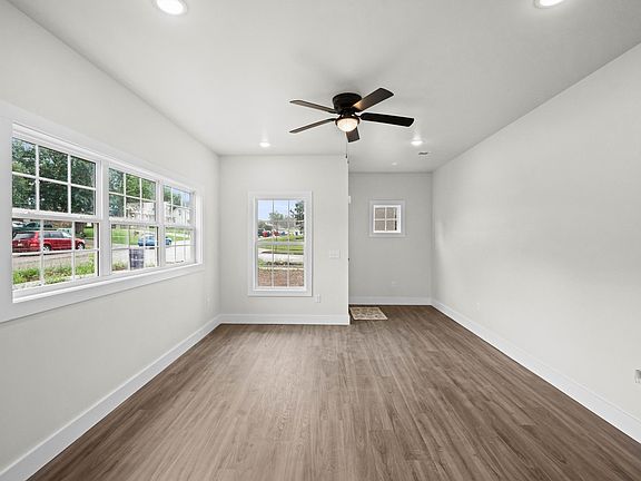 4th image of 101-103 Elkchester Cir