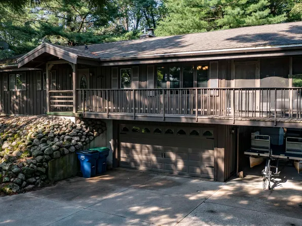 310 Golf Dr, Iola, WI 54945