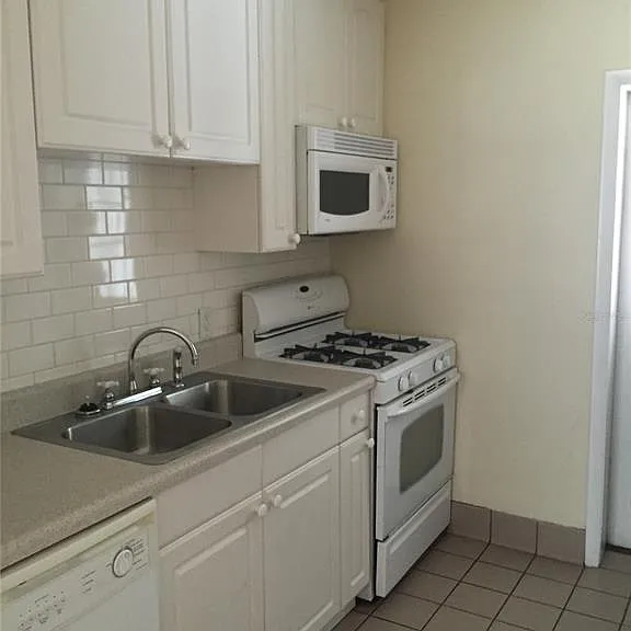 2417 Golfview St — Photo 2