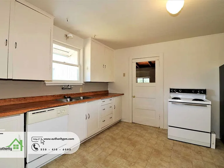 1825 Grand Coulee Blvd — Photo 12