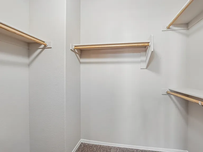 A1 Walk-in Closet