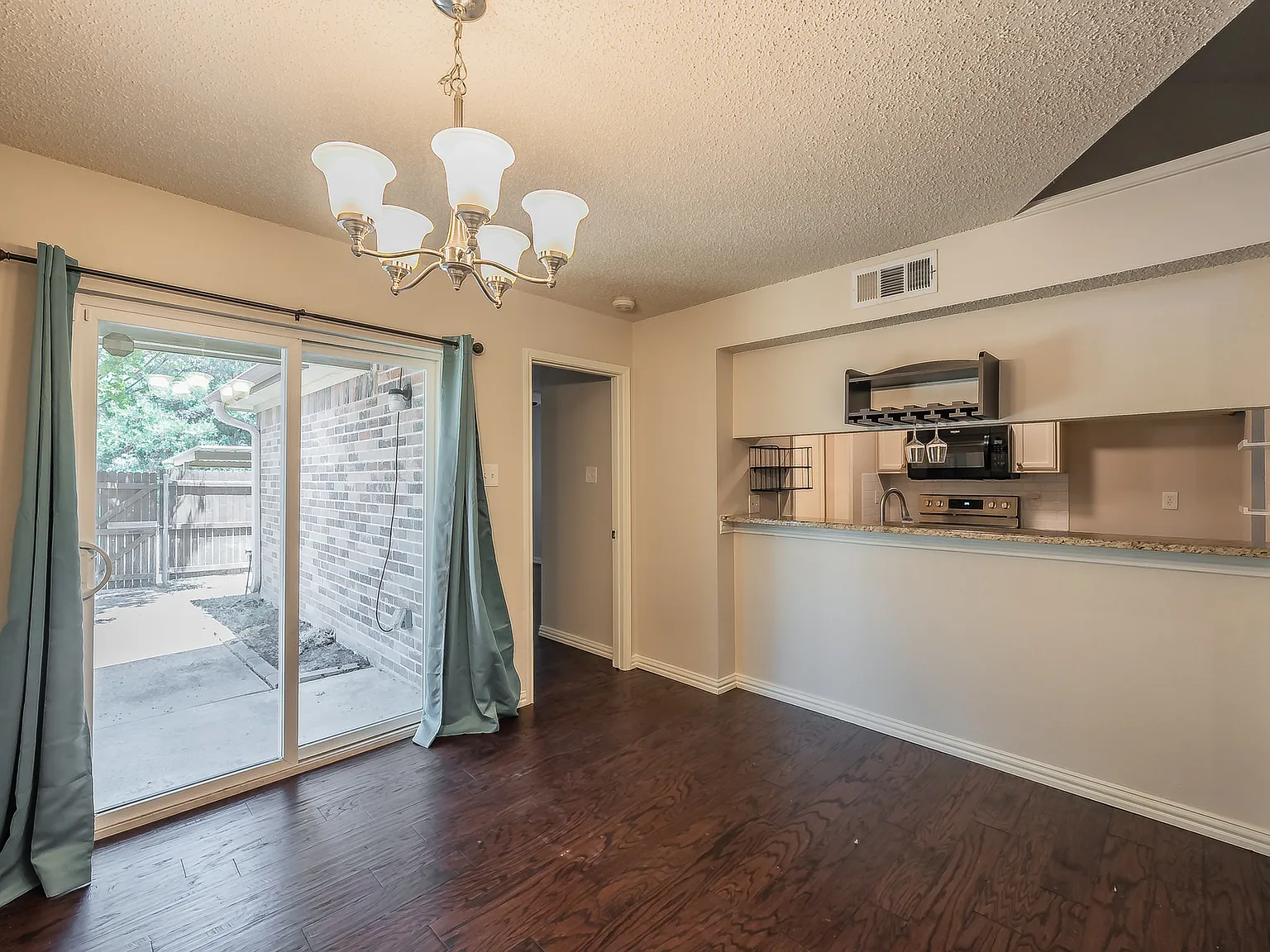 3 bed, 1243 sqft, $2,100 — Photo 3