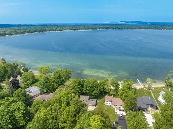 4123 Birch Dr, Honor, MI 49640