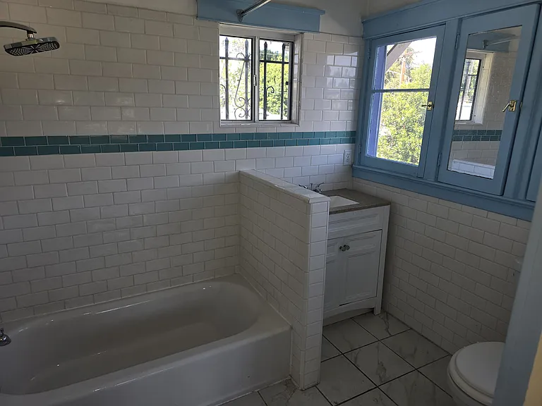 Bathtub with sink and toilet corners