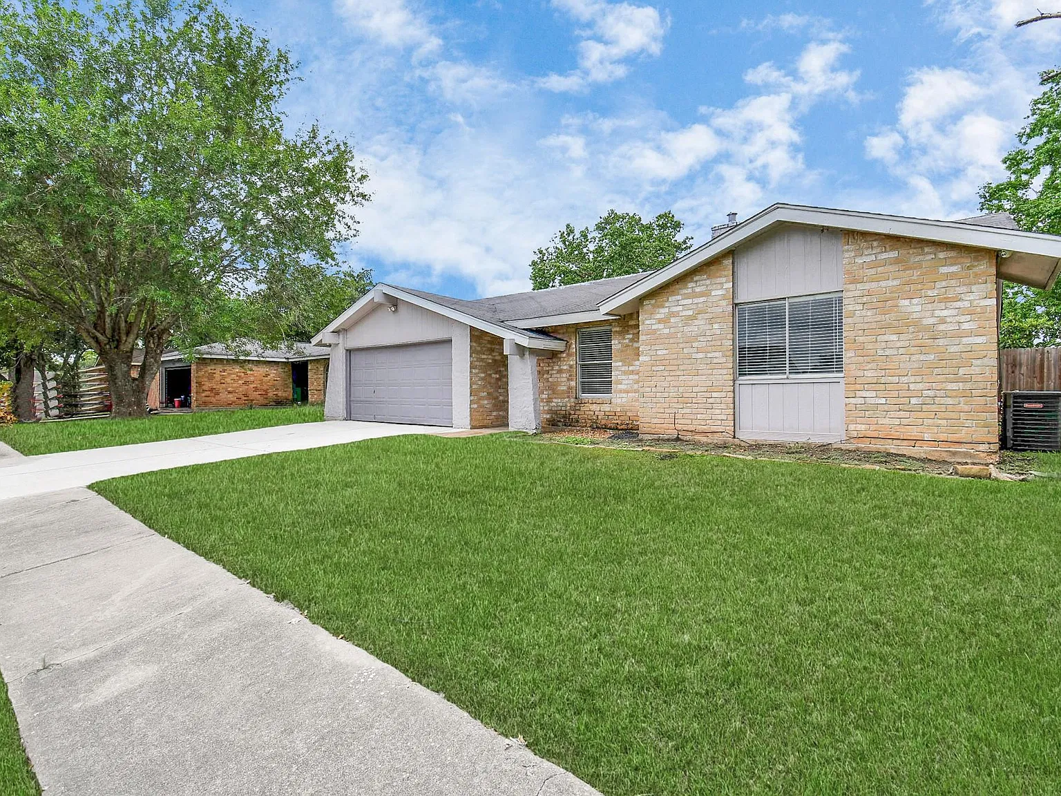 3 bed, 2.0 bath, 1296 sqft, $1,900 — Photo 3