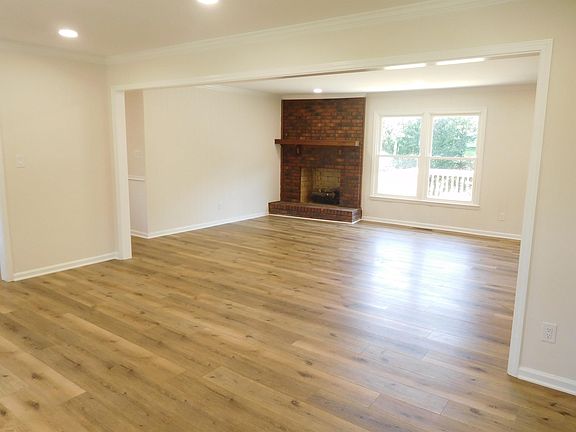 3rd image of 110 Cambridge Cir