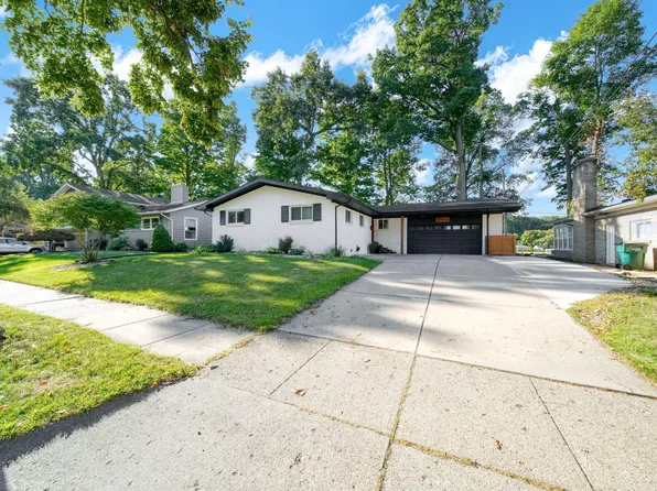2811 Woodview Dr, Lansing, MI 48911
