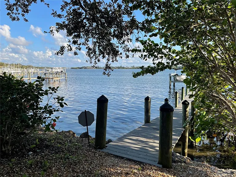 421 Waterside Ln — Photo 47