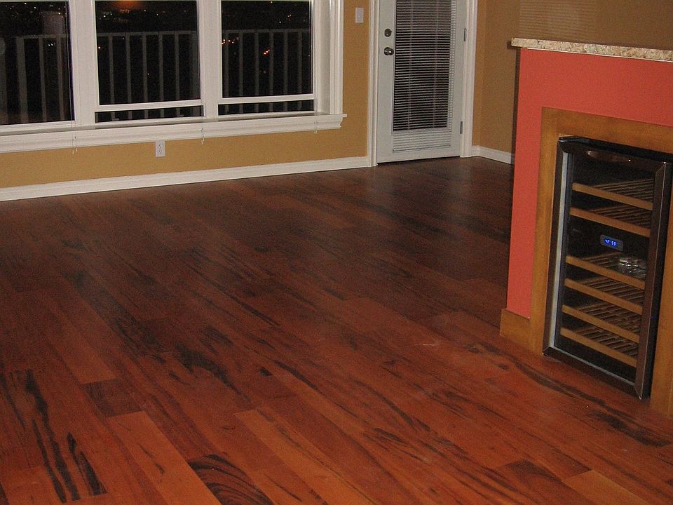 Living room w/ walk out balcony