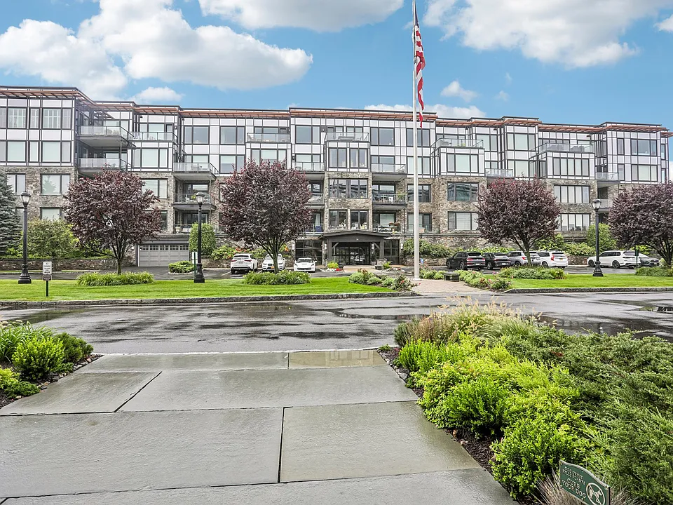 16 Rivers Edge Dr #200