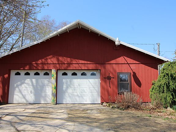 Barn with retail shop
