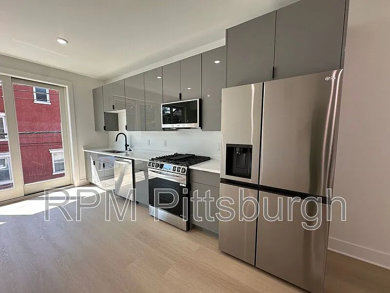 1403 Sarah St Floor 1 photo 1