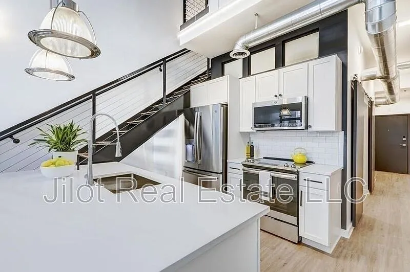 2 bed, 2.0 bath, 1094 sqft, $2,600 — Photo 3
