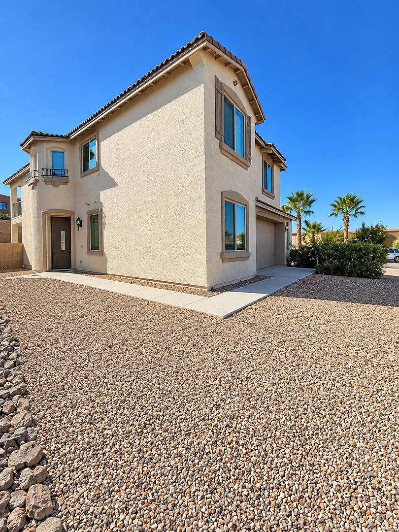 Beautiful 4 Bedroom 3 Bathroom House For Rent — Photo 2