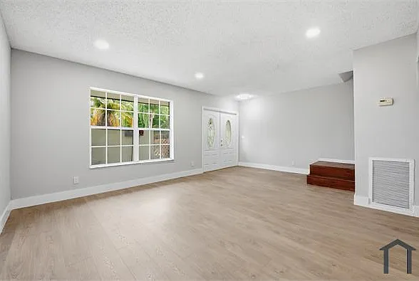 7318 NW 75th St — Photo 5