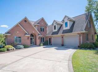 3223 S Bittersweet Cir, West Bend, WI 53095